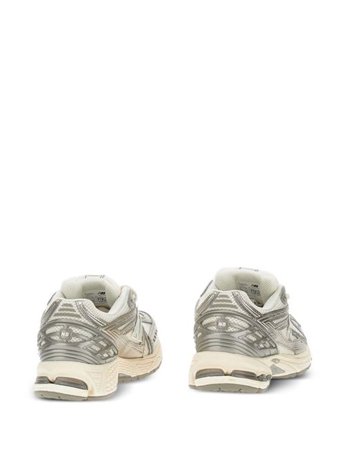 Sneaker bianca di NEW BALANCE caratterizzata da logo laterale, dettagli argento, suola segmentata e lacci. NEW BALANCE | U1906RCNARIDSTONE